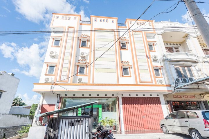 AIRY TATURA EMMY SAELAN 33 PALU