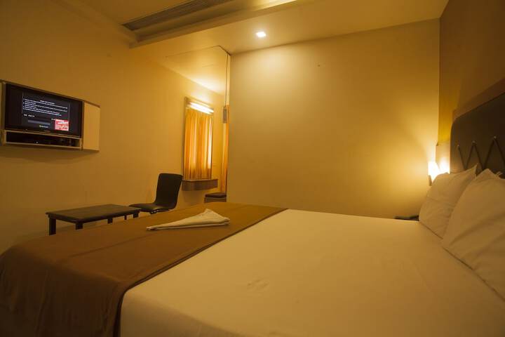 Room 11 of 18