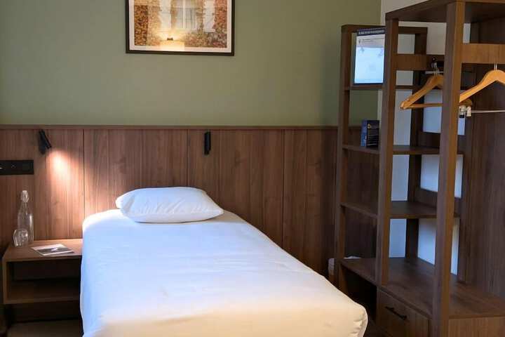 Room 6 of 64