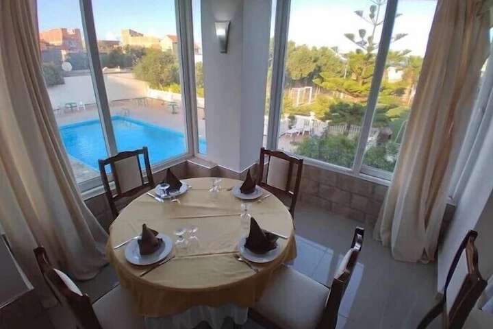 Dining 2 of 6