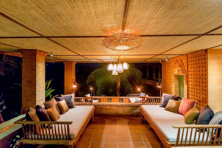 Lounge 79 of 89