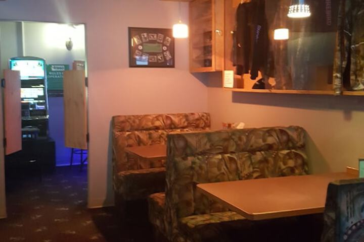 Lounge 32 of 37