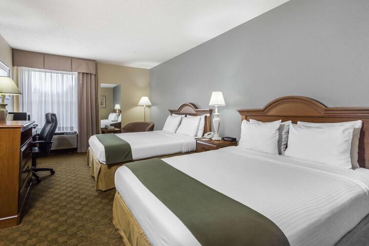2 Queen Beds (2 of 4)