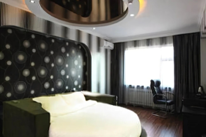 Room 6 of 15
