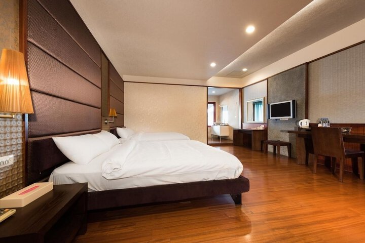 Room 4 of 12
