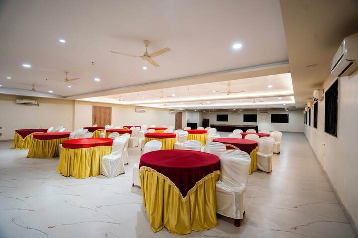 Ballroom/Hall 22 of 27