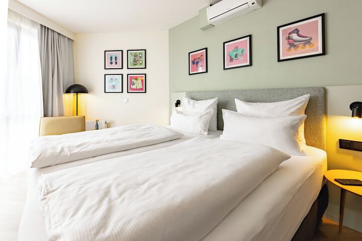 Room 10 of 145