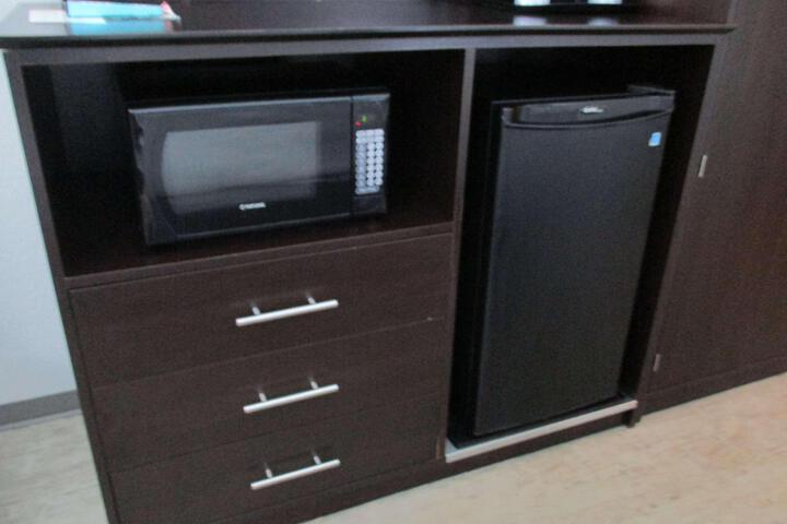 2 Queen Beds Microwave and Refrigerator WiFi Full Breakfast (4 of 4)