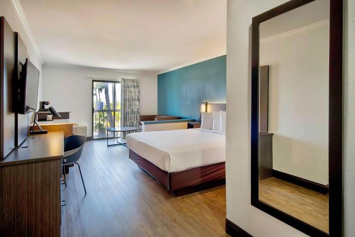 1 Queen Bed Modern (12 of 31)