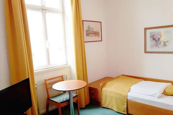 Room 3 of 41
