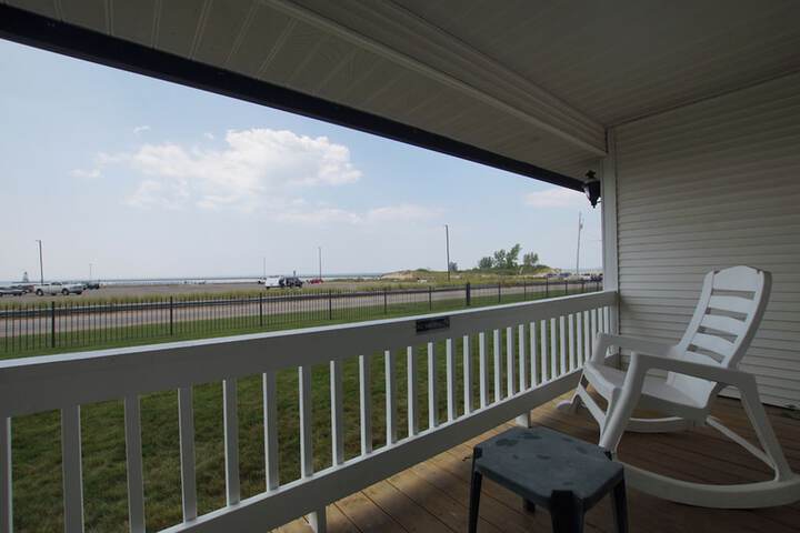 Economy Queen Bed Lake View Patio (9 of 82)