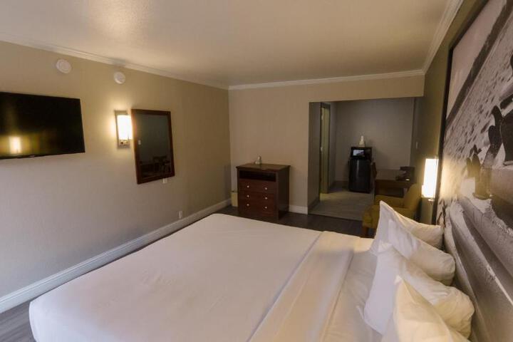 1 King Bed (10 of 21)