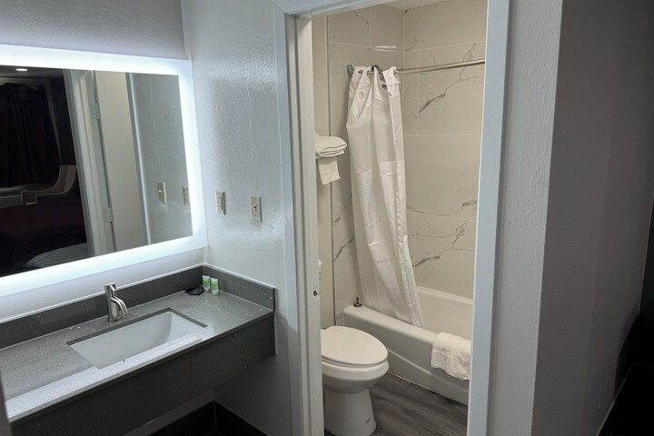Room 6 of 7
