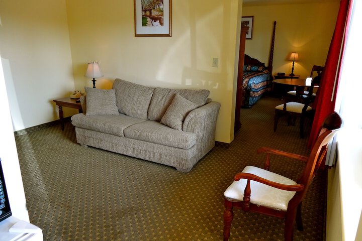 1 King Bed (4 of 5)