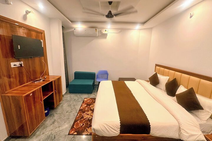 Room 6 of 11