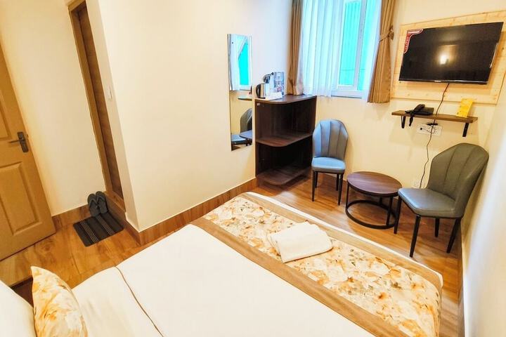 Room 6 of 28