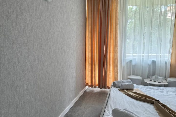 Room 5 of 9