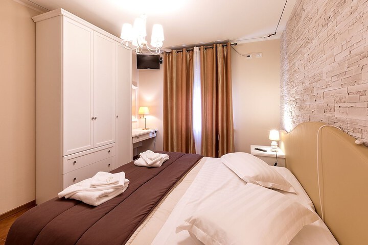 Room 8 of 31