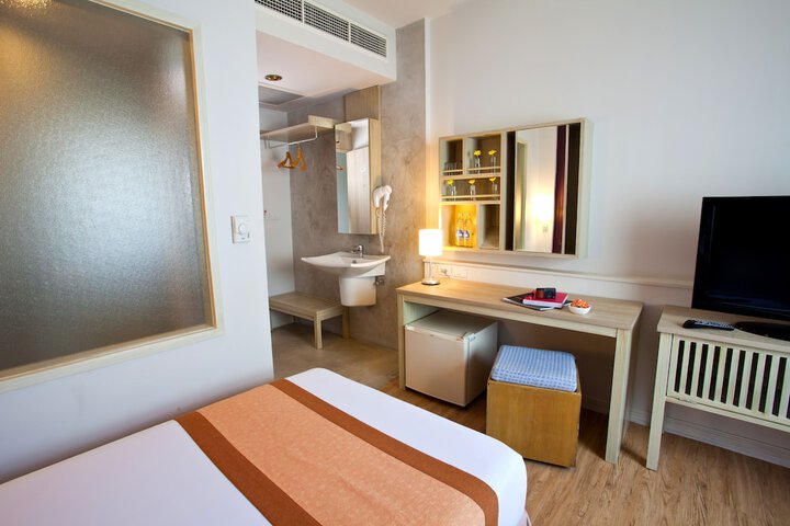 Room 52 of 100