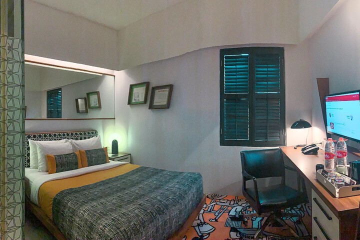 Room 6 of 33