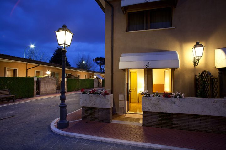 Hotel Exterior 35 of 37