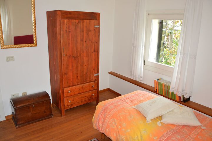 Room 4 of 20
