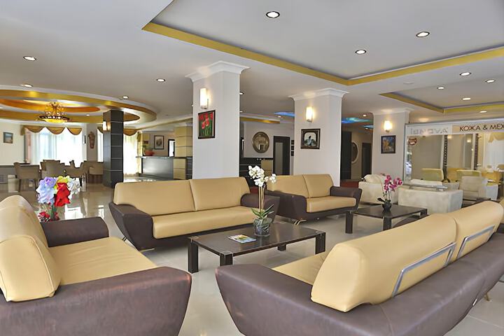 Lounge 47 of 58