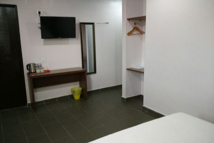 Room 8 of 33