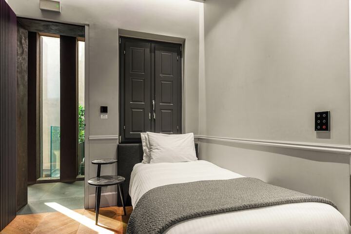 Room 27 of 80