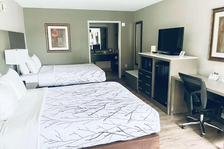 1 Queen Bed Mobility Accessible Bathtub Full Breakfast (1 of 14)