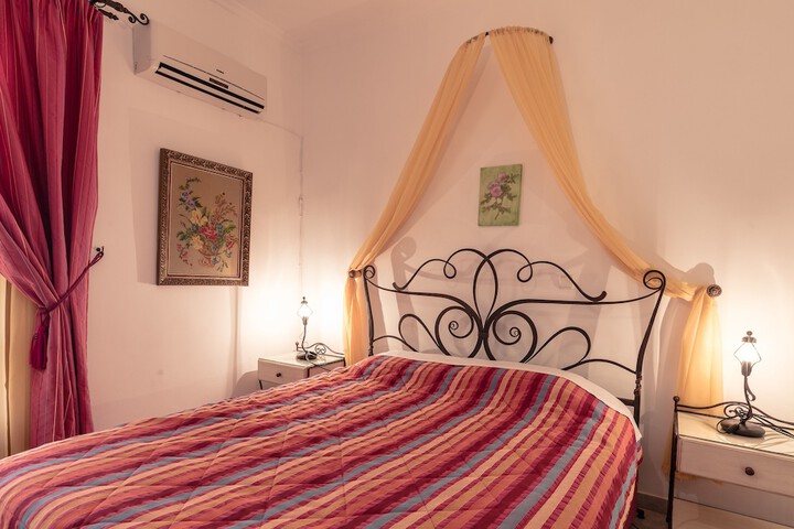 Room 5 of 102