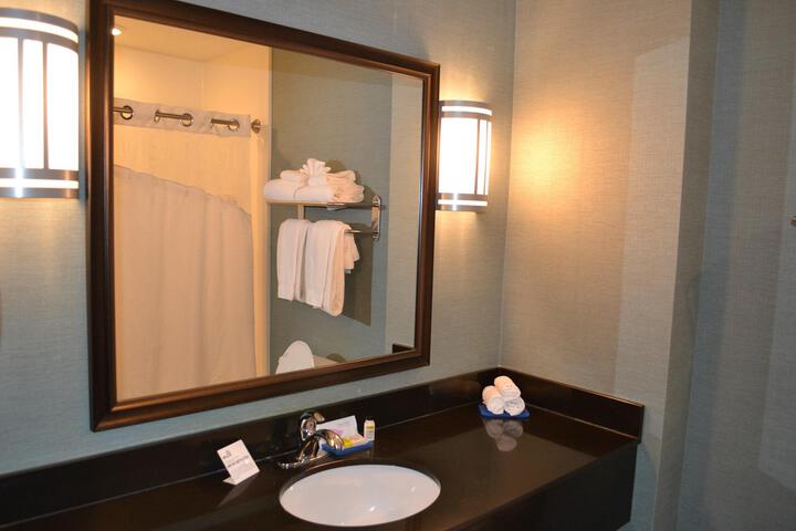 1 King Bed (6 of 8)
