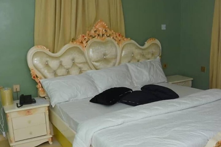 Room 14 of 28