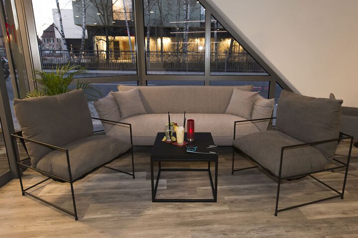 Lounge 28 of 34