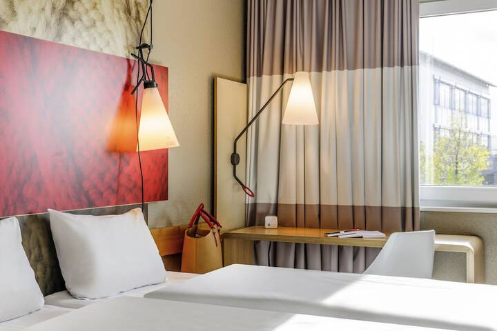 Room 10 of 77