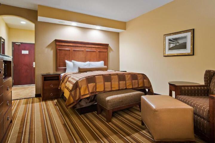 1 King Accessible Bathtub Microwave, Refrigerator WiFi Full Breakfast (7 of 8)