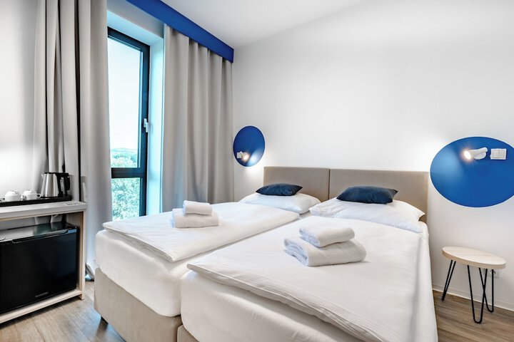 Room 8 of 12