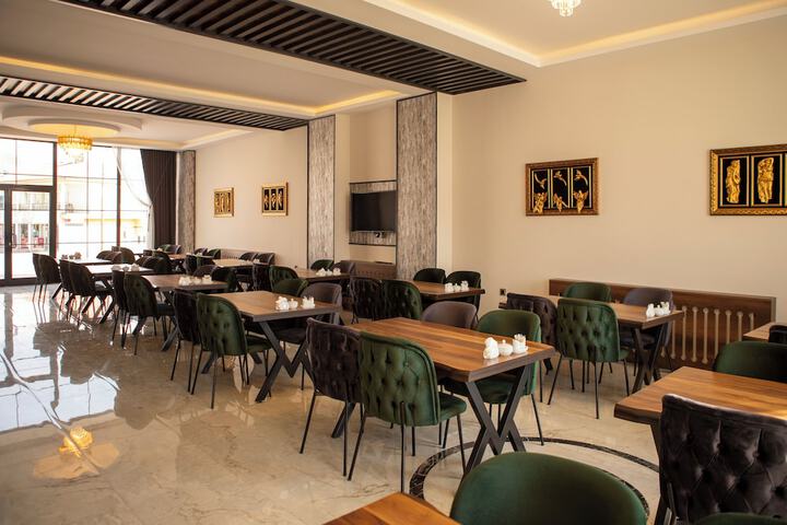 Dining 9 of 13