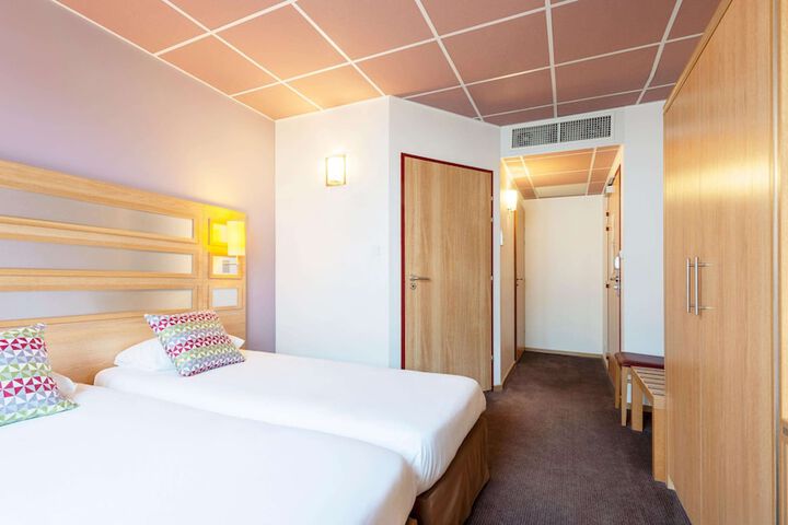 Room 30 of 98