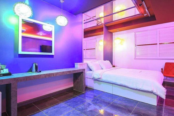 Room 2 of 9