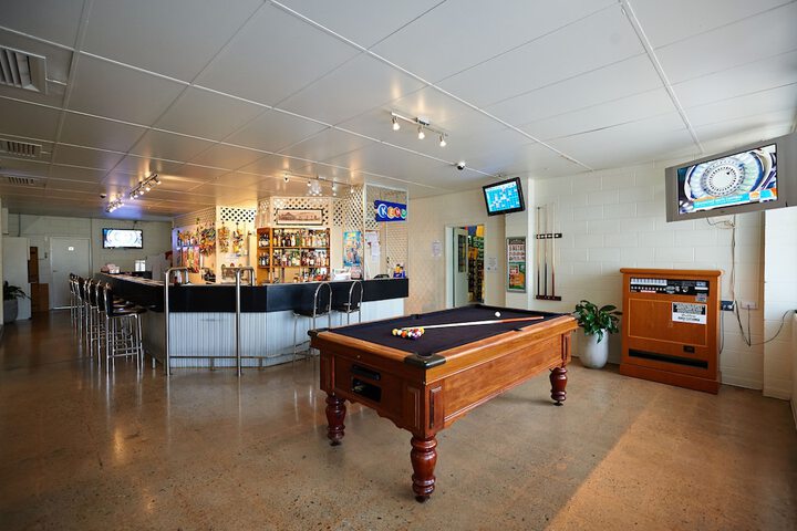 Lounge 18 of 30