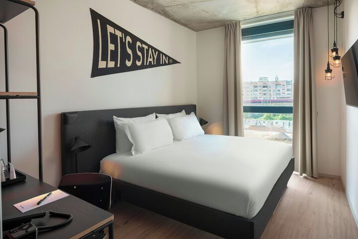 Room 30 of 77