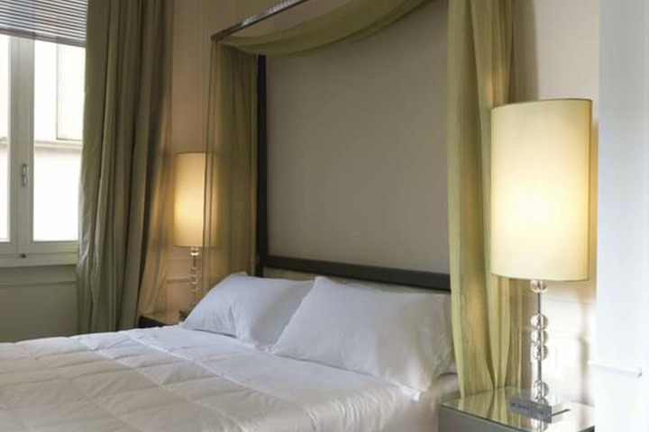 Room 10 of 76