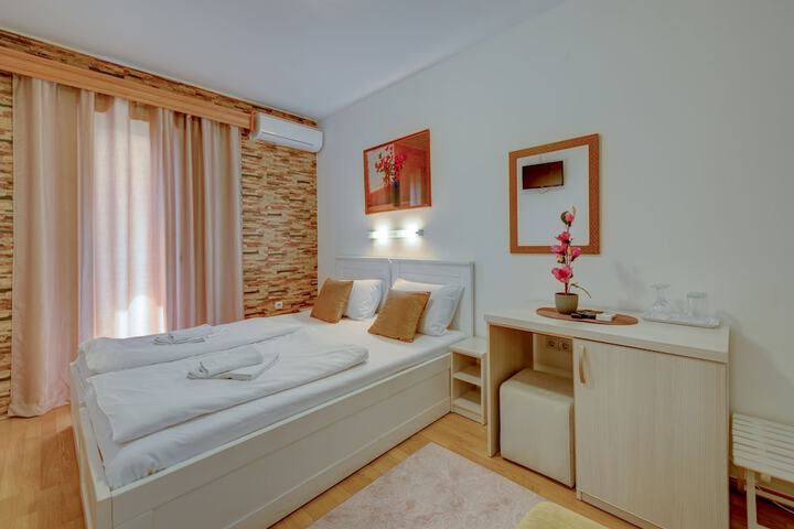 Room 3 of 52