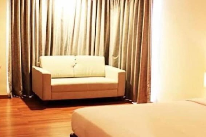 Room 11 of 32