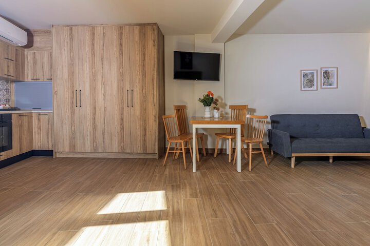 Room 10 of 76
