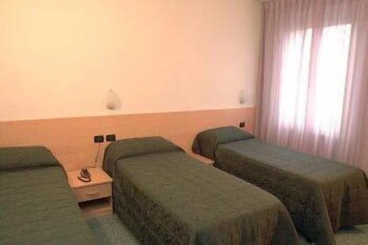 Room 4 of 13