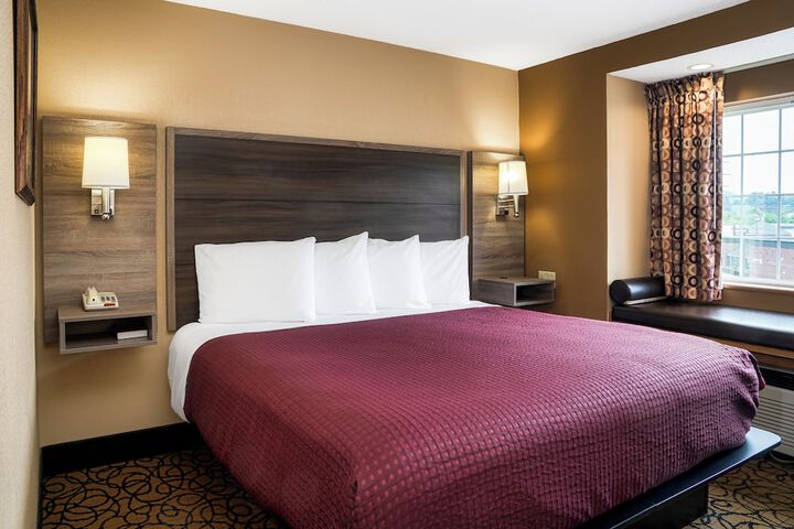 1 King Bed (3 of 7)