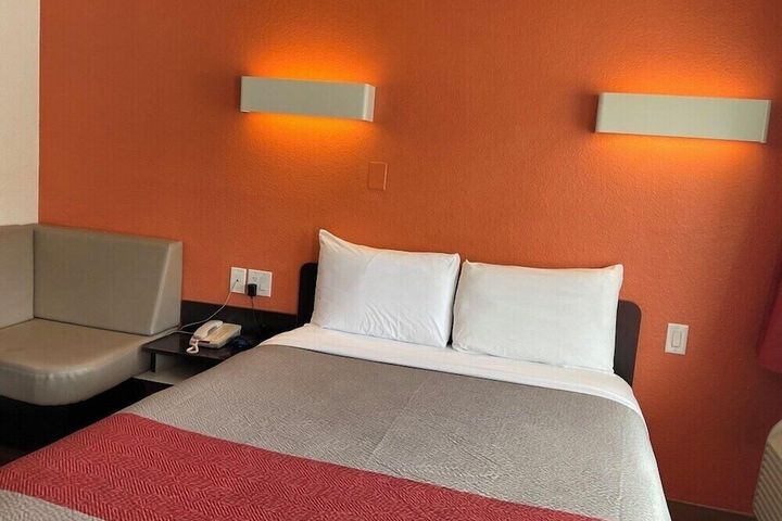Room 18 of 42