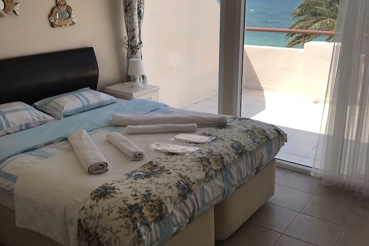 Room 6 of 12